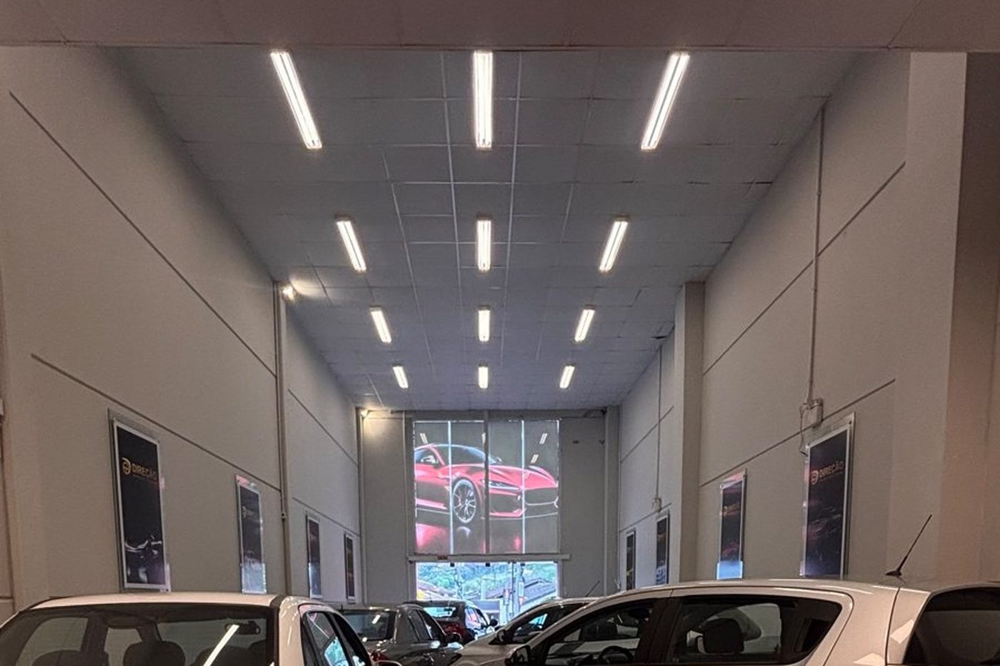 Salão da Direção com carros em consignação