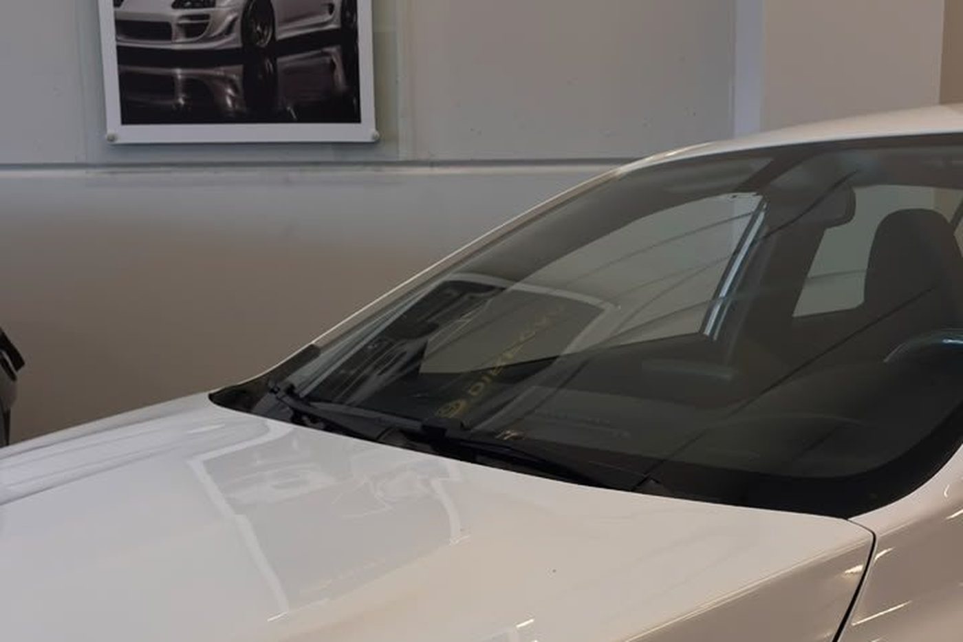 Carro no salão da Direção
